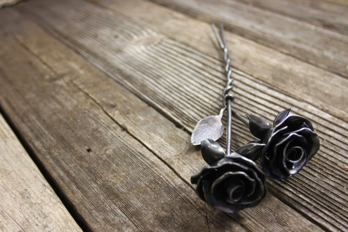 Intertwined metal roses
